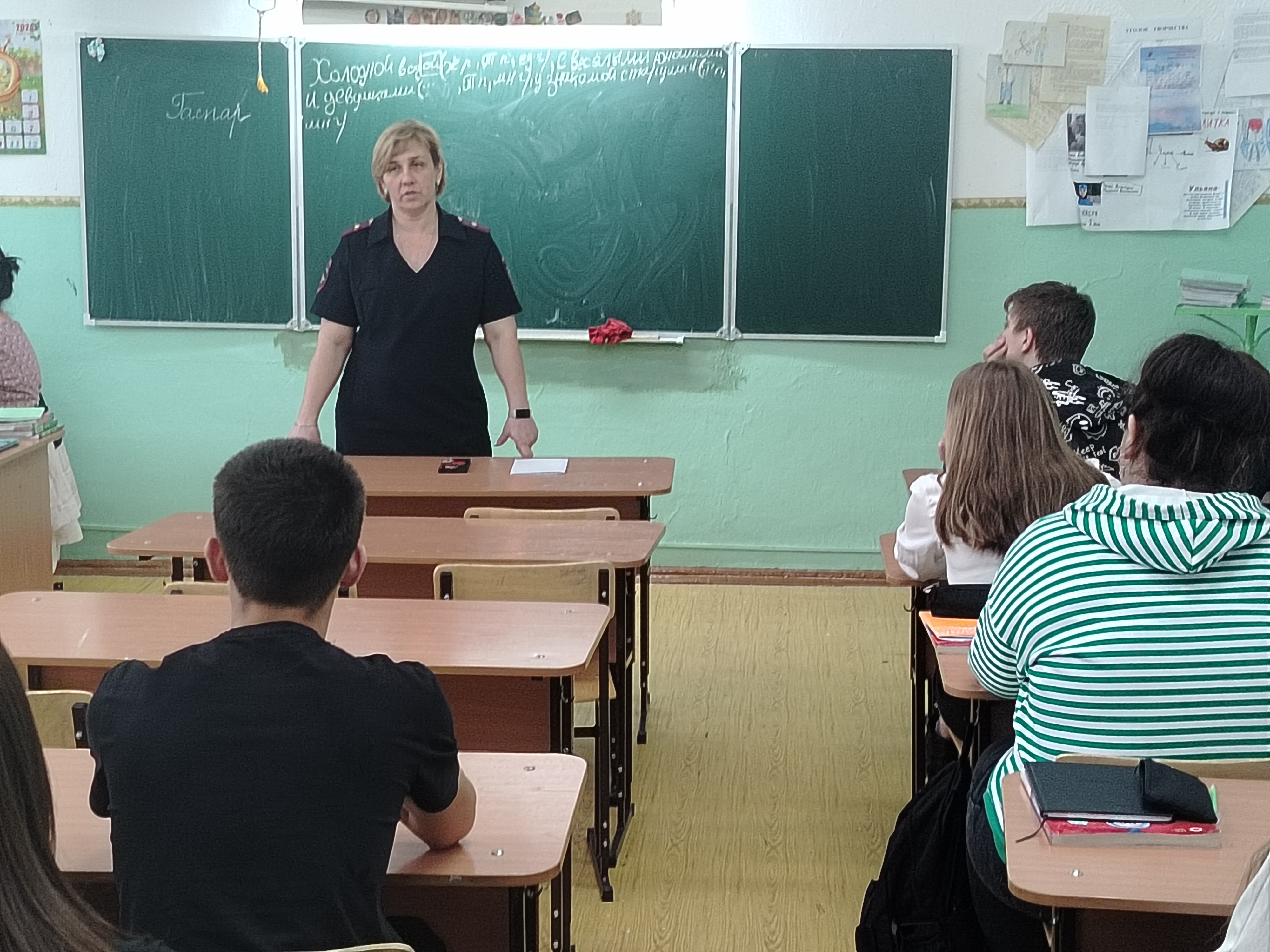 Профилактическая беседа инспектора ПДН с учащимися школы.