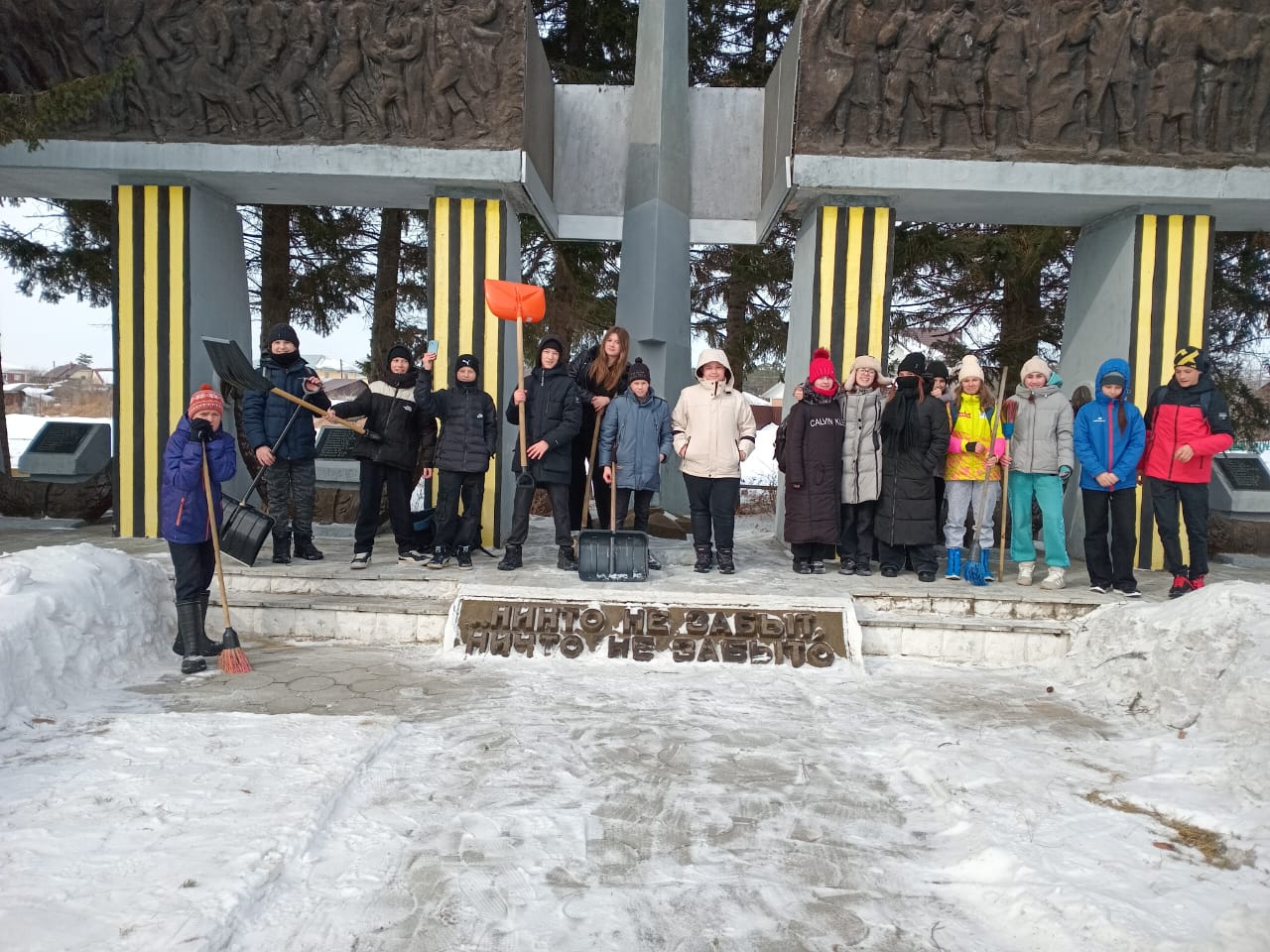 Очистка территории памятника войнам односельчанам в Великой Отечественной Войне..