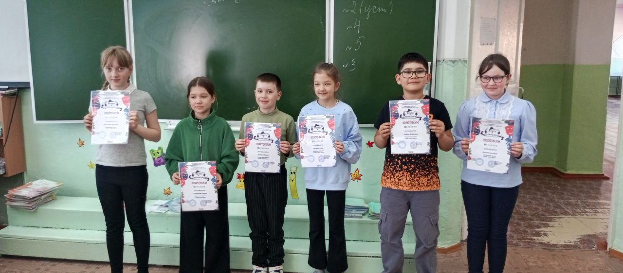 Общешкольная линейка: Поздравления, награды и &amp;quot;Разговоры о важном&amp;quot;.